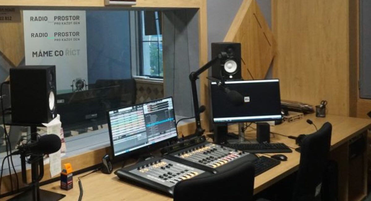 Rádio Prostor rozšiřuje zpravodajství, páteř vysílání tvoří podcasty